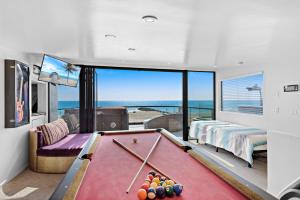 纽波特海滩3 Story Oceanfront Home with Jacuzzi in Newport Beach on the Sand!的海景客房内的台球桌