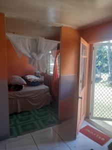 Kapeta Cabin的一间卧室设有一张床和一个开放式门