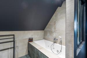 DuppigheimLoverDose by Les Gîtes du Moul1的一间带浴缸和淋浴的浴室
