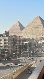 开罗Pyramids Road Guest House的金字塔背景城市景观