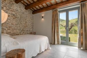 Cellino AttanasioB&B Panfilo Farmhouse的一间卧室设有一张床和一个大窗户