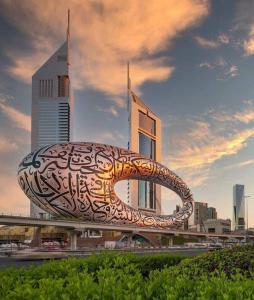 迪拜Dubai Entire Serviced Room Unit Excellence的城市前方的大金属雕塑