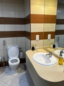 迪拜Dubai Entire Serviced Room Unit Excellence的一间带卫生间和水槽的浴室