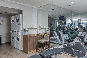尼德兰Candlewood Suites Port Arthur/Nederland, an IHG Hotel的一间设有健身房的房间,里面设有健身器材