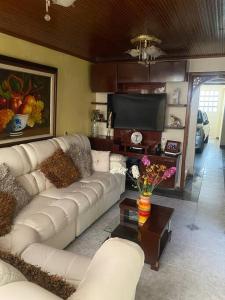 波哥大Hermosa casa con gran ubicación的客厅配有白色沙发和电视
