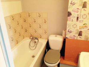 孔特雷克塞维尔皮亚琴察一室公寓的浴室配有卫生间、浴缸和水槽。
