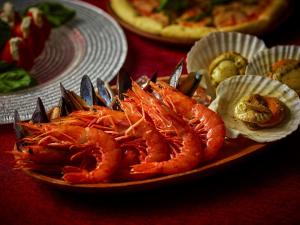 田原市Irago Ocean Resort的桌子上一盘虾和牡 ⁇ 