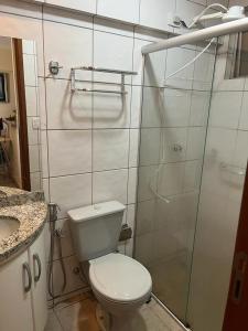 卡达斯诺瓦斯Apartamento Mobiliado com Área de Lazer的一间带卫生间和玻璃淋浴间的浴室