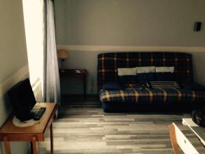 孔特雷克塞维尔皮亚琴察一室公寓的客厅配有沙发和桌子