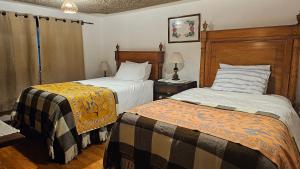 Hacienda ZuletaCharming house in Zuleta Mariano and Pastora的一间卧室设有两张床和窗户。