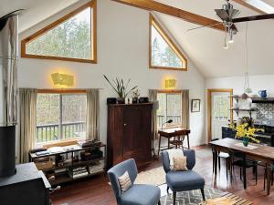 腓尼基Serene Retreat on a Stream的客厅配有桌椅和窗户。