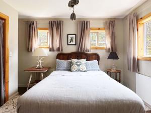 腓尼基Serene Retreat on a Stream的一间卧室设有一张大床和两个窗户。