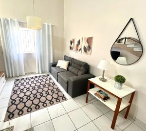皮拉西卡巴Casa Ampla - Ótima Localização的带沙发和镜子的客厅
