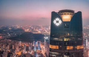 南宁南宁龙光那莲豪华精选酒店的建筑的侧面有时钟
