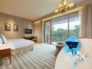 新加坡Resorts World Sentosa - Equarius Hotel的酒店客房设有一张床和一个大窗户