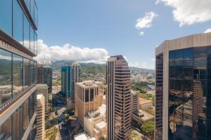 檀香山Bishop Suites at Executive Centre的从摩天大楼欣赏到城市美景