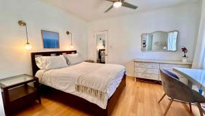 洛杉矶Echo Park Hills的一间卧室配有一张床、一张桌子和一面镜子