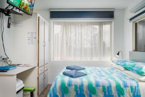 Emu Bay峨眉湾度假屋的一间医院间,配有床和窗户