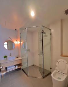 吉婆岛Rustic house的一间带玻璃淋浴和卫生间的浴室