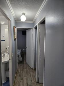 拉塞雷纳Departamento Puertas del Mar的走廊上设有带水槽和卫生间的浴室