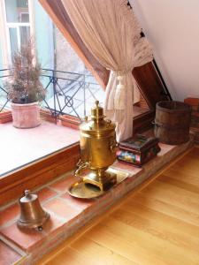 布拉索夫罗兹尔洛尔卡萨酒店的一间设有桌子、铃 ⁇ 和窗户的客房
