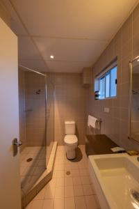 波拉尔帝国宾馆的浴室配有卫生间、淋浴和盥洗盆。