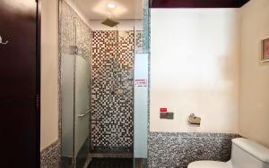 三亚三亚胜意海景度假酒店的浴室里设有玻璃门淋浴