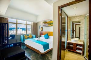 三亚三亚胜意海景度假酒店的一间酒店客房 - 带一张床和一间浴室