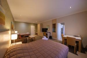 波拉尔帝国宾馆的配有一张床和一张书桌的酒店客房