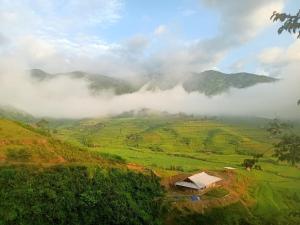 Mù Cang ChảiBlue home的山丘上一片带房子的阴暗山谷