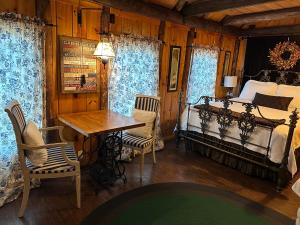 FitzwilliamRomantic, Tranquil Guest House的卧室配有一张床和一张桌子及椅子