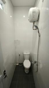 DemanganHouse of Bedjo的白色的浴室设有卫生间和淋浴。