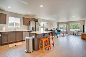 East WenatcheeCharming Home with Mtn and Columbia River Views!的开放式厨房和客厅铺有木地板。