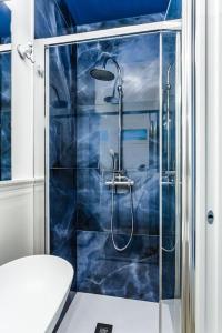索托马里纳La Bella Vita - La Terrazza的一间带玻璃淋浴间和水槽的浴室