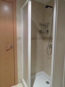 西利亚阿兰酒店的浴室里设有玻璃门淋浴