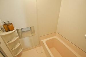 小樽Otaru Mickey House的角落处设有1间带浴缸的小浴室