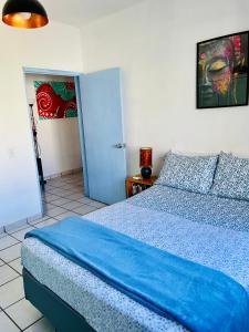 圣何塞德尔卡沃Casa Kante的一间卧室配有一张带蓝色毯子的床