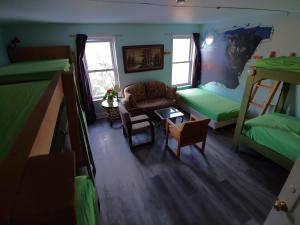 Maynooth阿灵顿酒店的客房设有两张双层床、一张沙发和一张桌子。