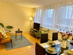 伦敦3BR flat in Central London close to Piccadily line的客厅配有沙发和桌子