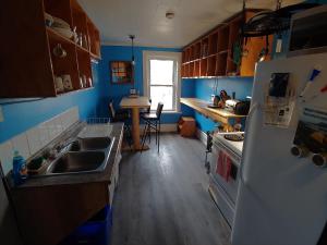 Maynooth阿灵顿酒店的厨房配有水槽和冰箱