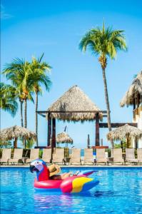 普拉亚弗拉明戈Margaritaville Beach Resort - Honeymoon suite - Costa Rica的棕榈树下的一个游泳池