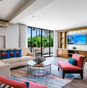 普拉亚弗拉明戈Margaritaville Beach Resort - Honeymoon suite - Costa Rica的带沙发和电视的客厅