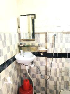 ComillaGrand Mess的浴室配有白色水槽和淋浴。