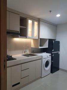 JombangApartment Embarcardero Bintaro 1BR的厨房配有水槽和洗衣机