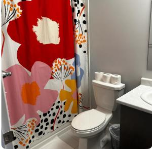 惠特比Cozy Whitby Retreat的一间带卫生间和淋浴帘的浴室