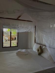 阿鲁甘湾Ocean Vibe Srilanka的卧室配有白色的床和窗户