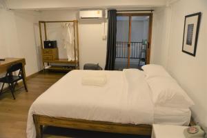 班敦孟BPP Resident near Donmueang Airport的卧室配有一张大白色的床和书桌