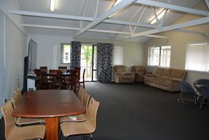 奥克兰VR Auckland Airport的配有桌椅和沙发的房间