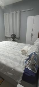 加拉尼温斯O melhor refúgio para o FIG 2024的卧室配有一张大白色床和窗户