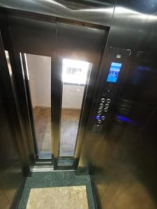 班敦孟BPP Resident near Donmueang Airport的电梯的关闭,带有控制面板